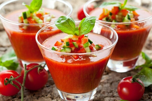 Decoración de un cóctel de jugo de tomate en un vaso de vidrio