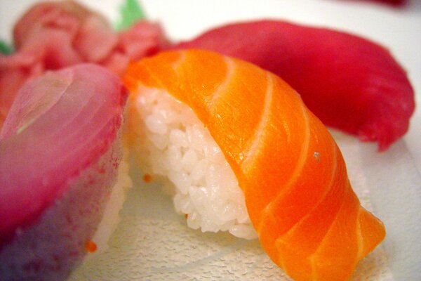 Primo piano di sushi disposto su un piatto bianco