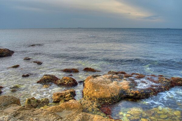 Камни в море , красивый горизонт