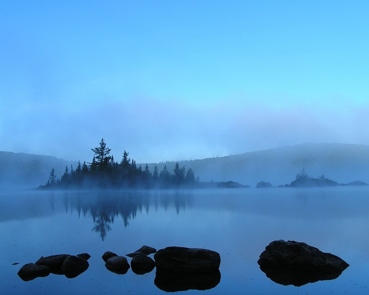 pierres brouillard eau arbres bleu