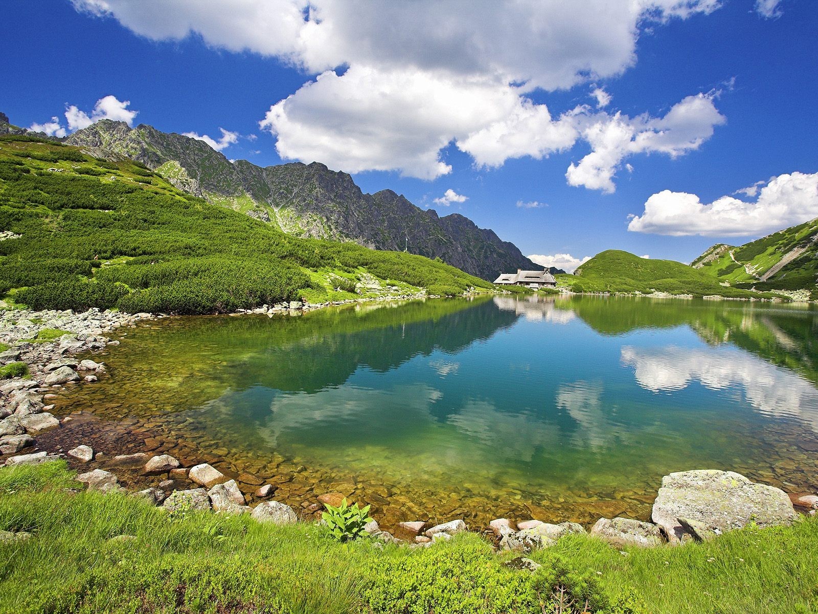 lago montañas nubes