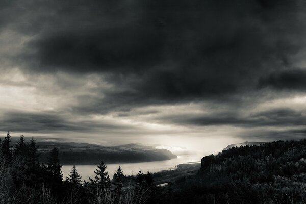 Black and white picture with a river and clouds