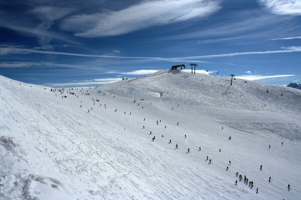 Лыжники на снежном фоне горы