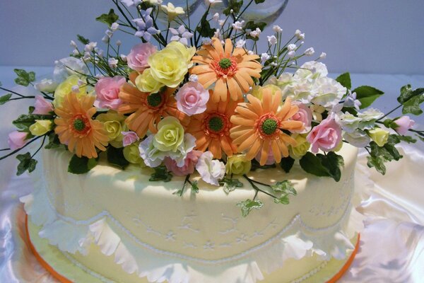 Süßer Kuchen mit Glasur verziert mit Blumen