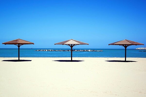 Trois parasols sur fond de mer