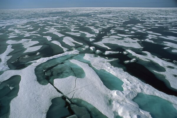 El hielo se divide en el océano Ártico