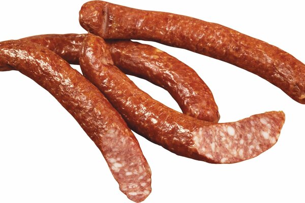 Appetitliche geräucherte Wurst auf weißem Hintergrund