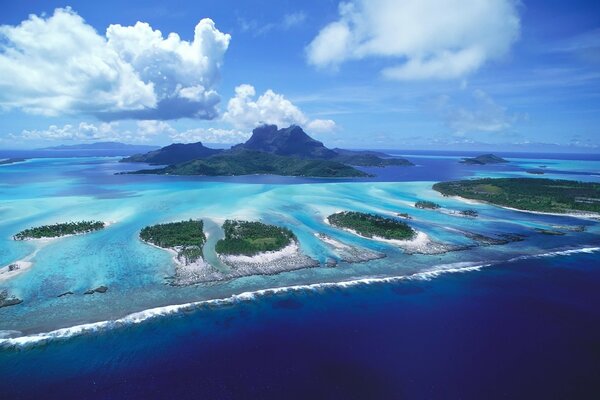 Nuvole bianche e soffici sopra le isole Bora Bora