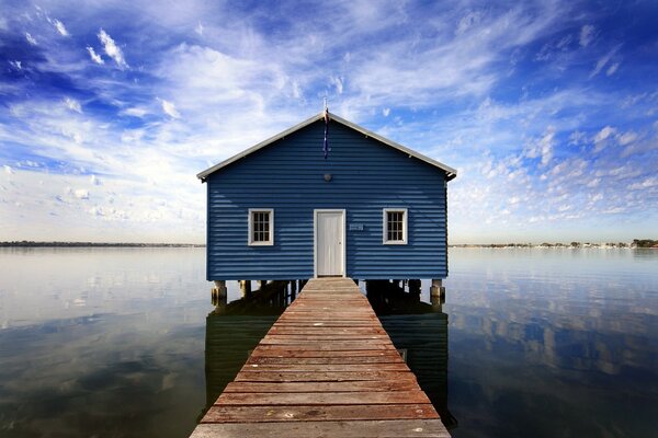 Дом стоит на воде, дом в центе озера