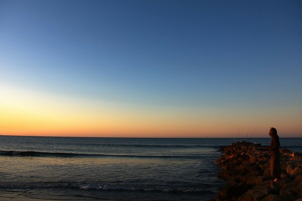 Schöner Sonnenuntergang und lautes Meer