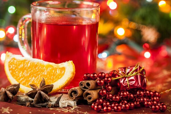 Vin chaud du nouvel an à la cannelle et aux épices