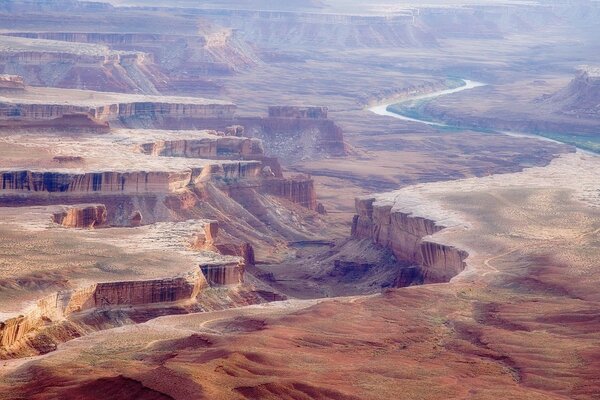 Canyon et rivière au loin