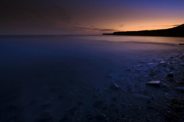 Вечерний морской берег на закате
