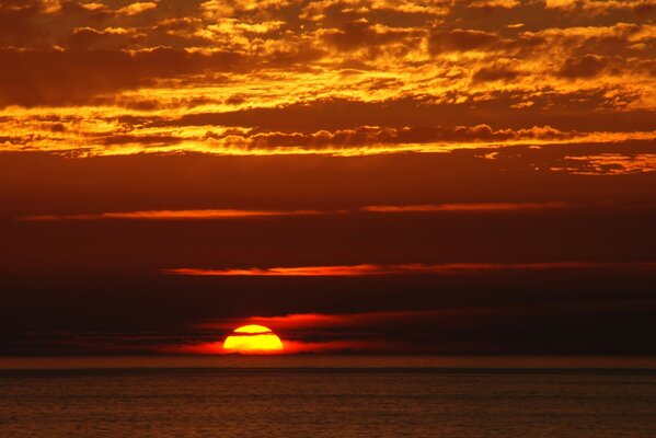 Coucher de soleil orange de l eau dans l océan