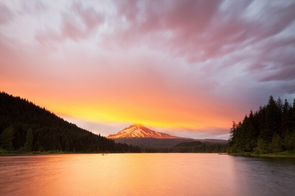 Lac parmi les montagnes au coucher du soleil