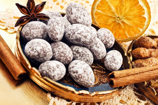 Dessert, torta di bacche e cerchi di cioccolato