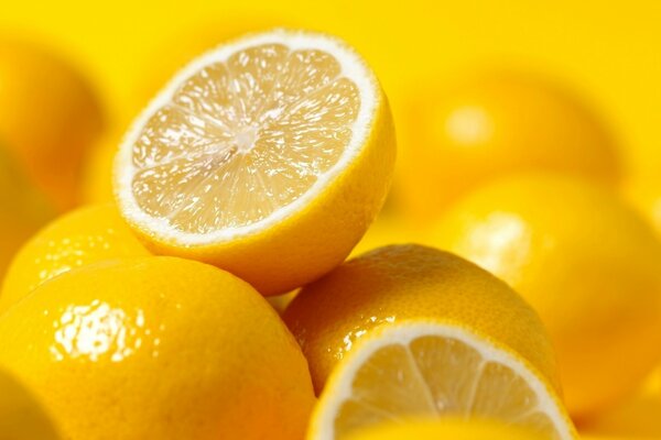 Красивый спелый разрезанный лимон