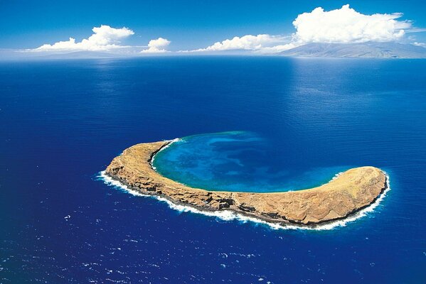 Immagine di un isola in mezzo al mare blu