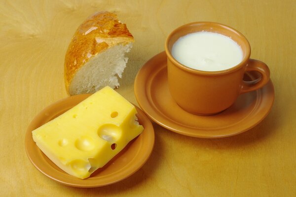 Petit menu dans une tasse de lait et de fromage