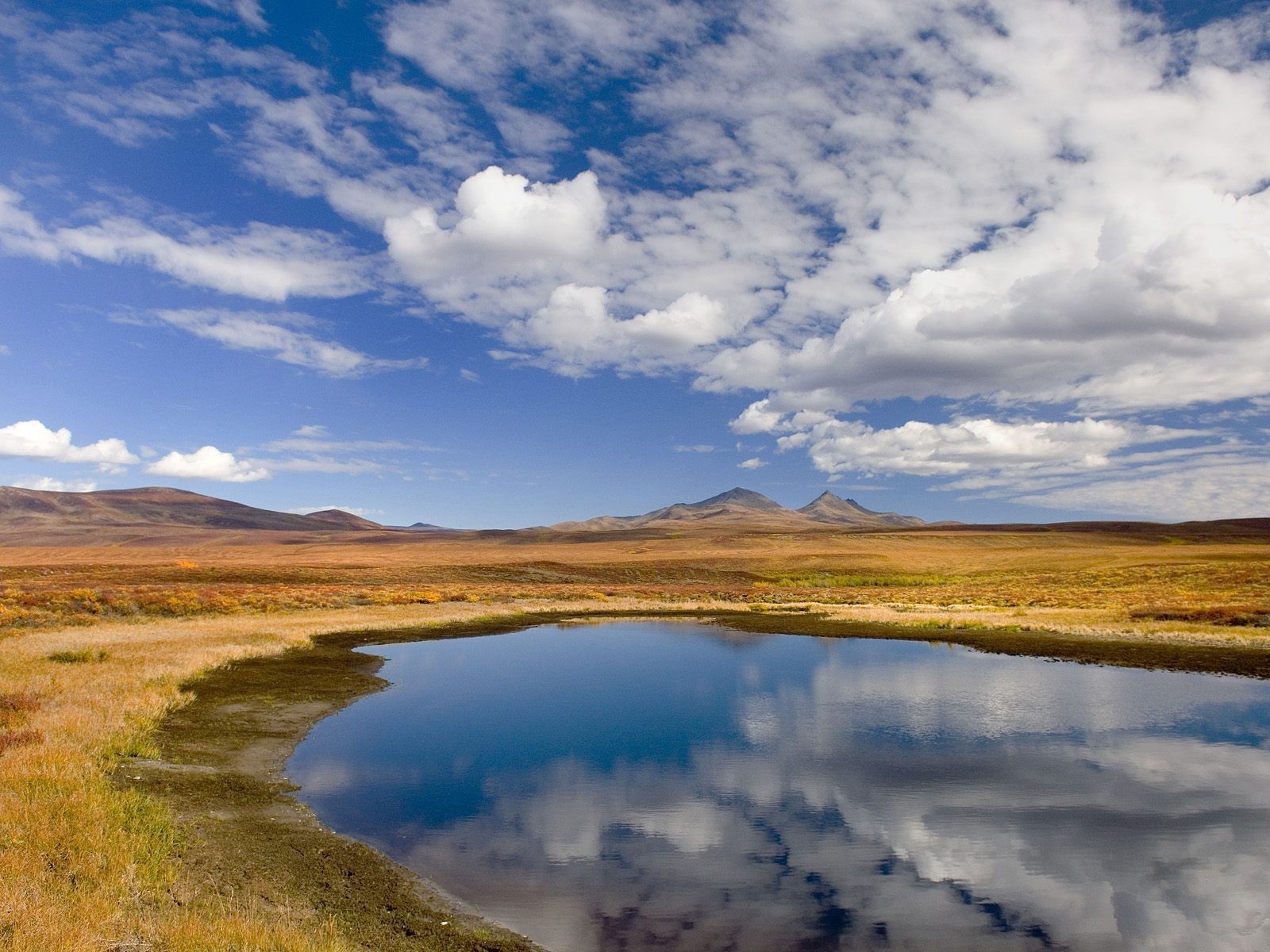 llanura nubes charco