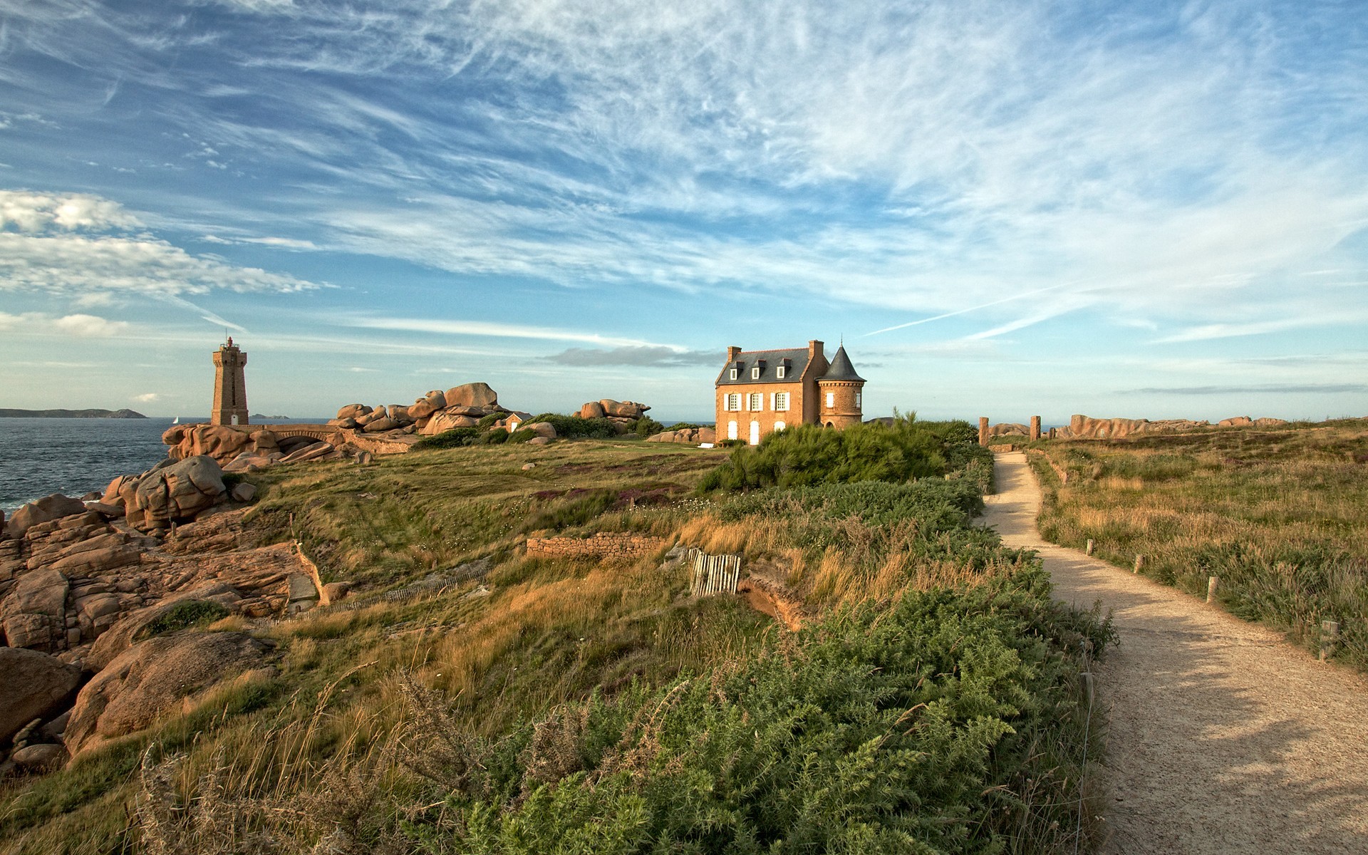 sentier maison phare nuages