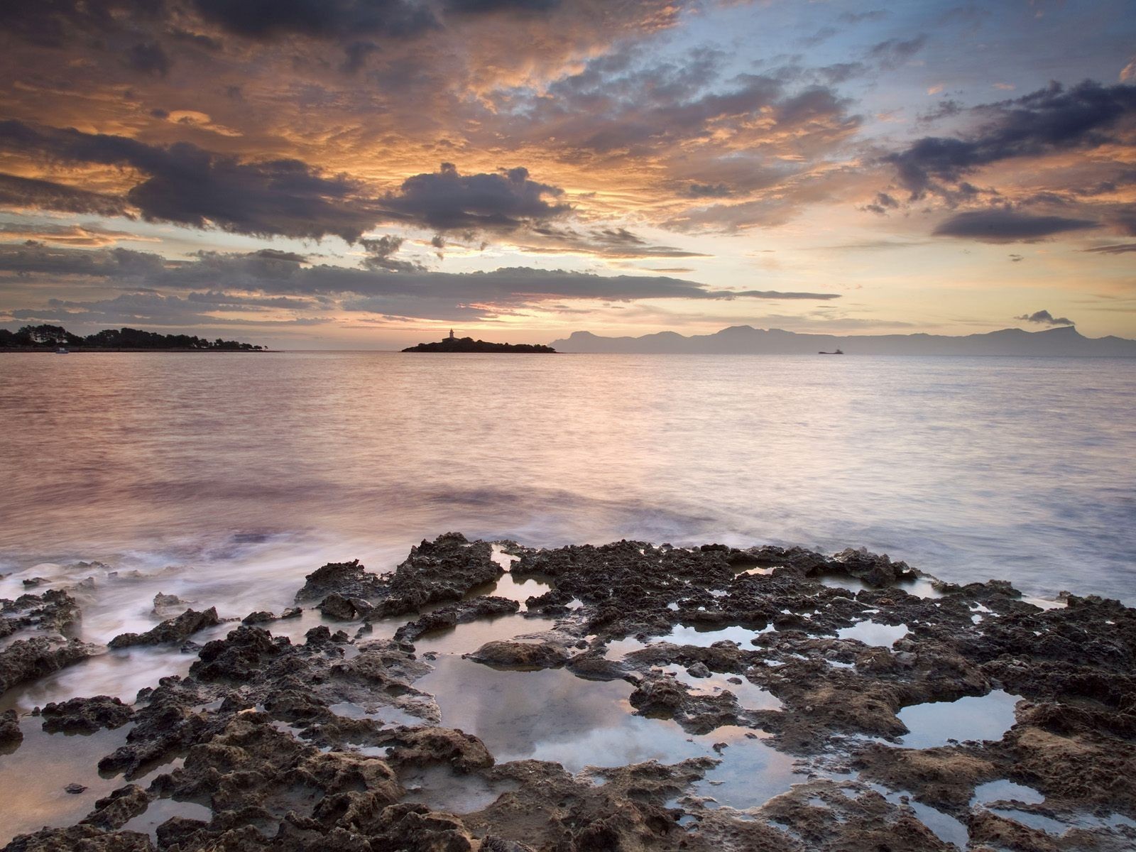 playa lago nubes