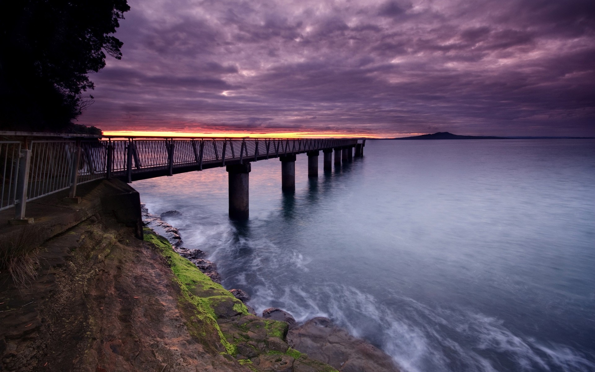 nubes agua muelle puesta de sol