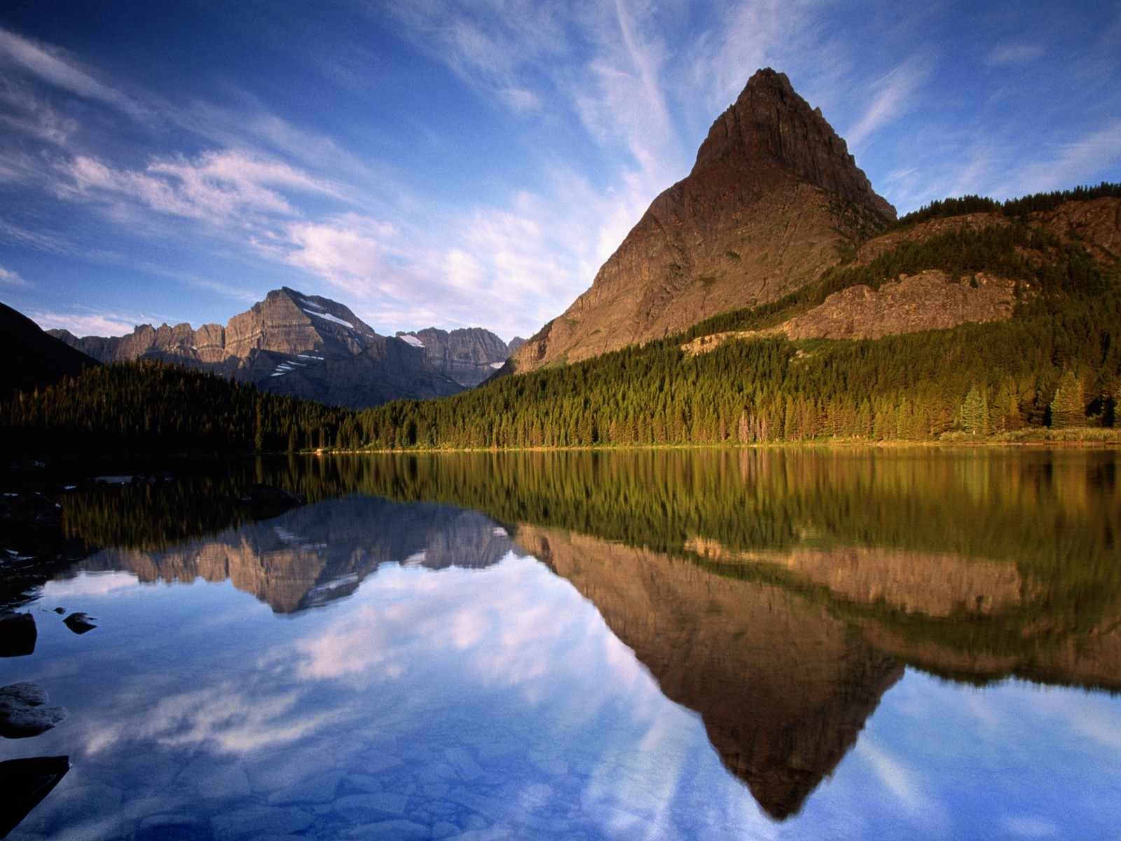 lac montagnes arbres réflexion