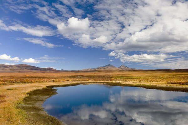 Ebene mit See unter klarem Himmel