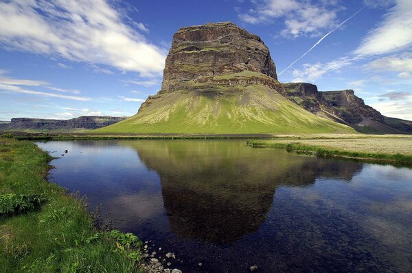 Paysage dans la vue sur les montagnes à travers la rivière