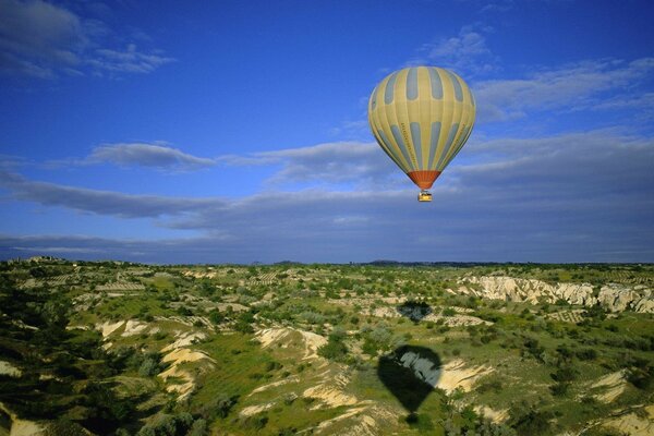 Herrliche Aussicht auf die grünen Hügel von einem Ballon