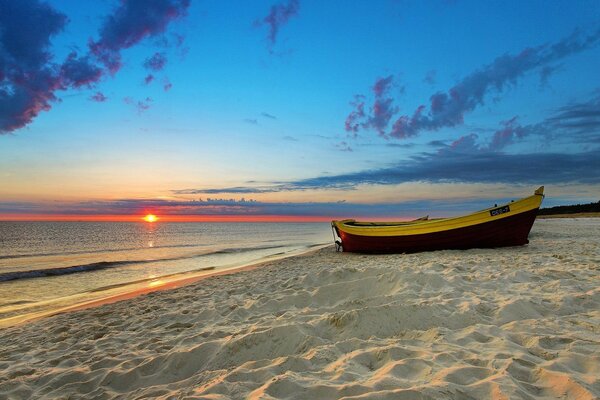 Fascinante puesta de sol en la costa de la isla