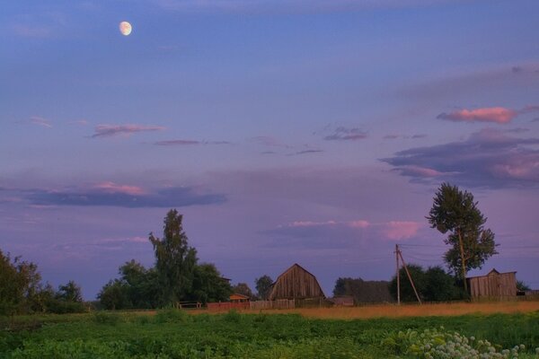 Ciel nocturne dans le village éclairé par la lune