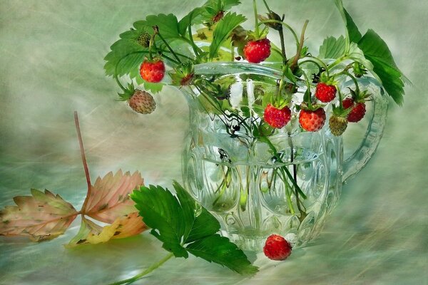 Das Bild. Erdbeeren mit Blättern in einer Vase