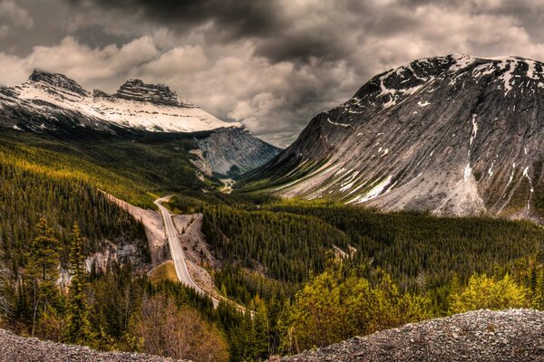 Beau paysage, montagnes et arbres, nuages épais