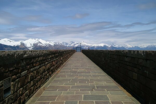 Der Weg in die schneebedeckten Berge