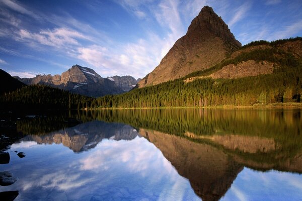 Ein See, in dessen Reflexion die Berge stehen