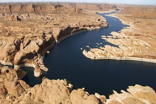 Fiume che divide il canyon roccioso