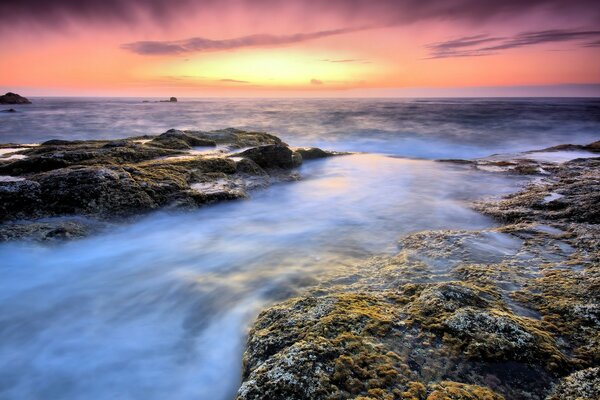 Tramonto sulla costa rocciosa