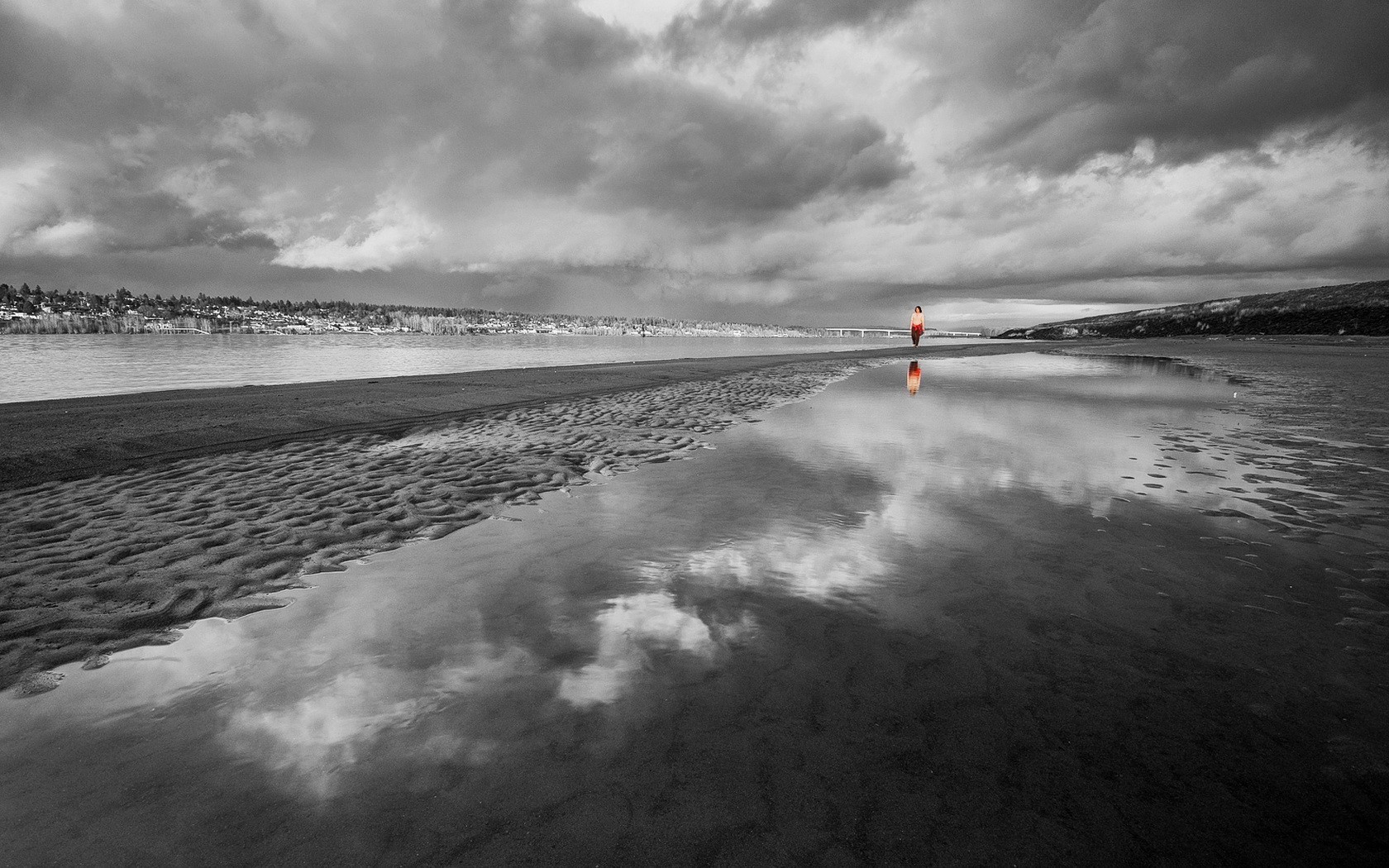 spiaggia bianco e nero nuvole ragazza