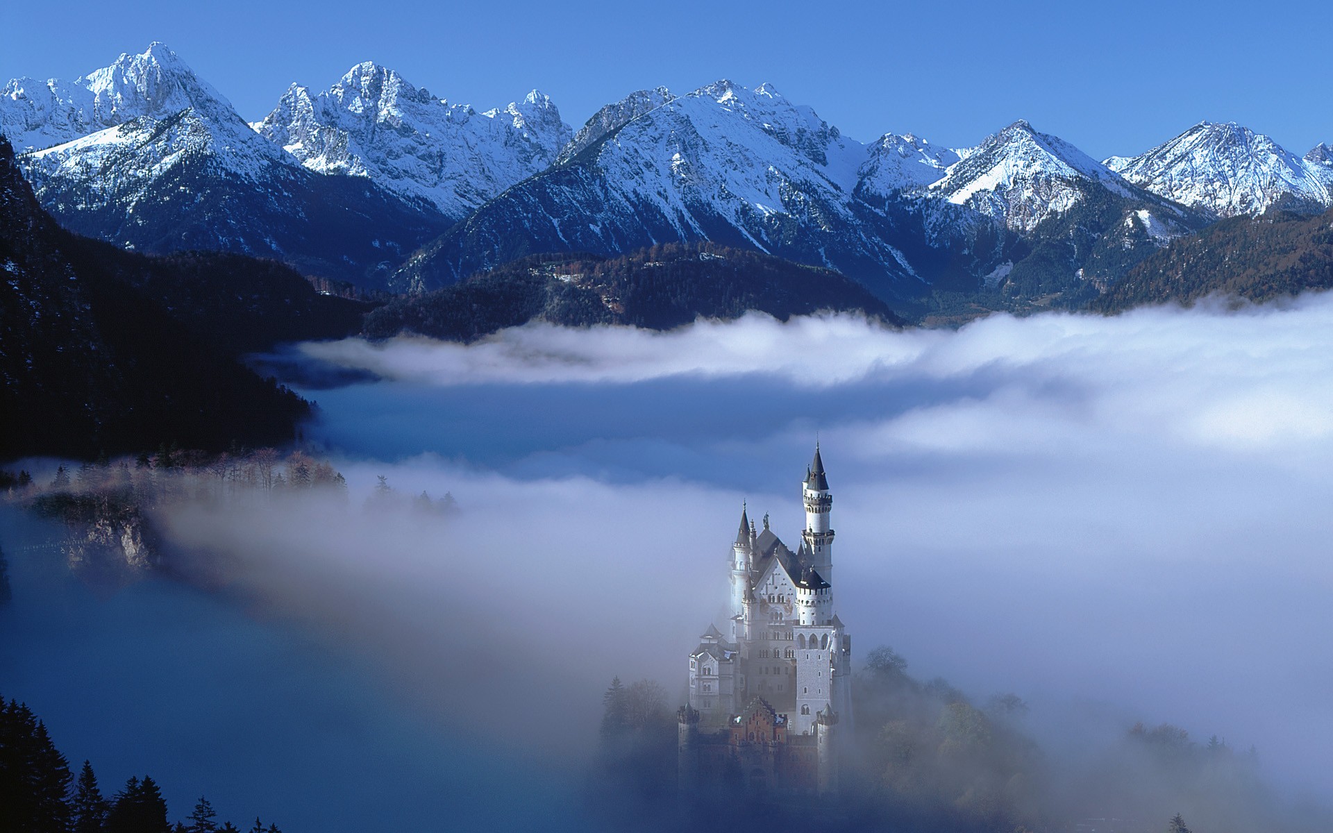 château brouillard montagnes