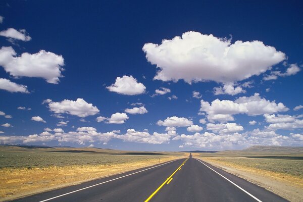 Nubes blancas, nubes en el cielo azul, carretera drlnaya