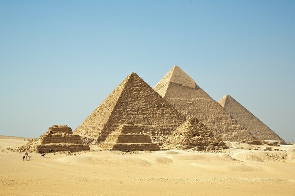 Pyramides égyptiennes dans le désert de Gizeh