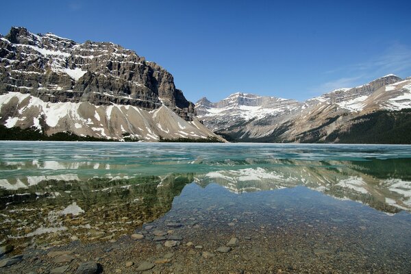 Lago de invierno en las montañas en el parque nacional