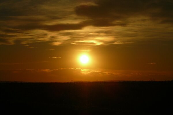 Goldene Sonne bei Sonnenuntergang über der Steppe