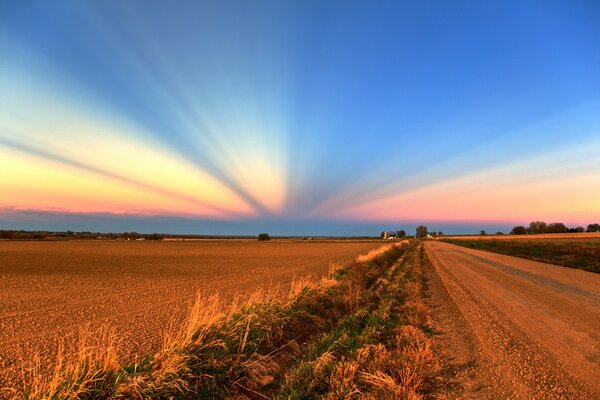 Cielo inusual, campo infinito, camino en el campo