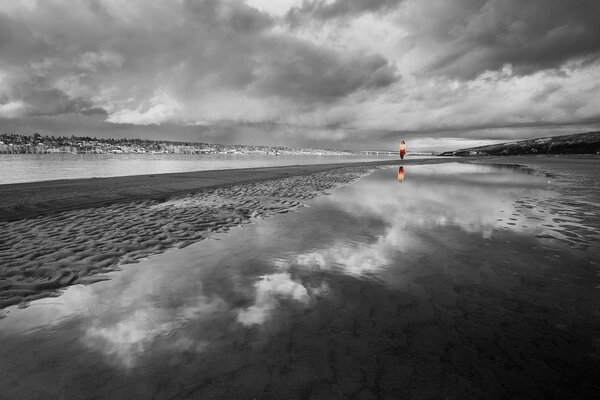 Riflessione di bellissime nuvole nell acqua