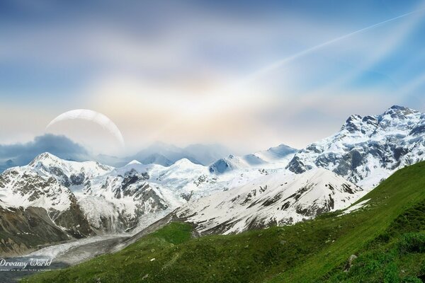 Schneebedeckte Berge mit Gras mit schönem Mond