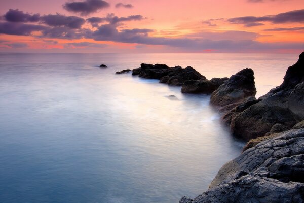 L océan au pied des rochers, les rochers au coucher du soleil, l eau dans l océan