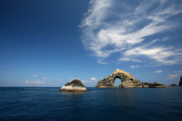 Mer sombre, mer calme, rochers dans l eau